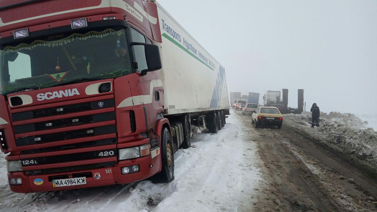 В Запорожской области ночью в снежном плену оказались более 30 человек (ФОТО)