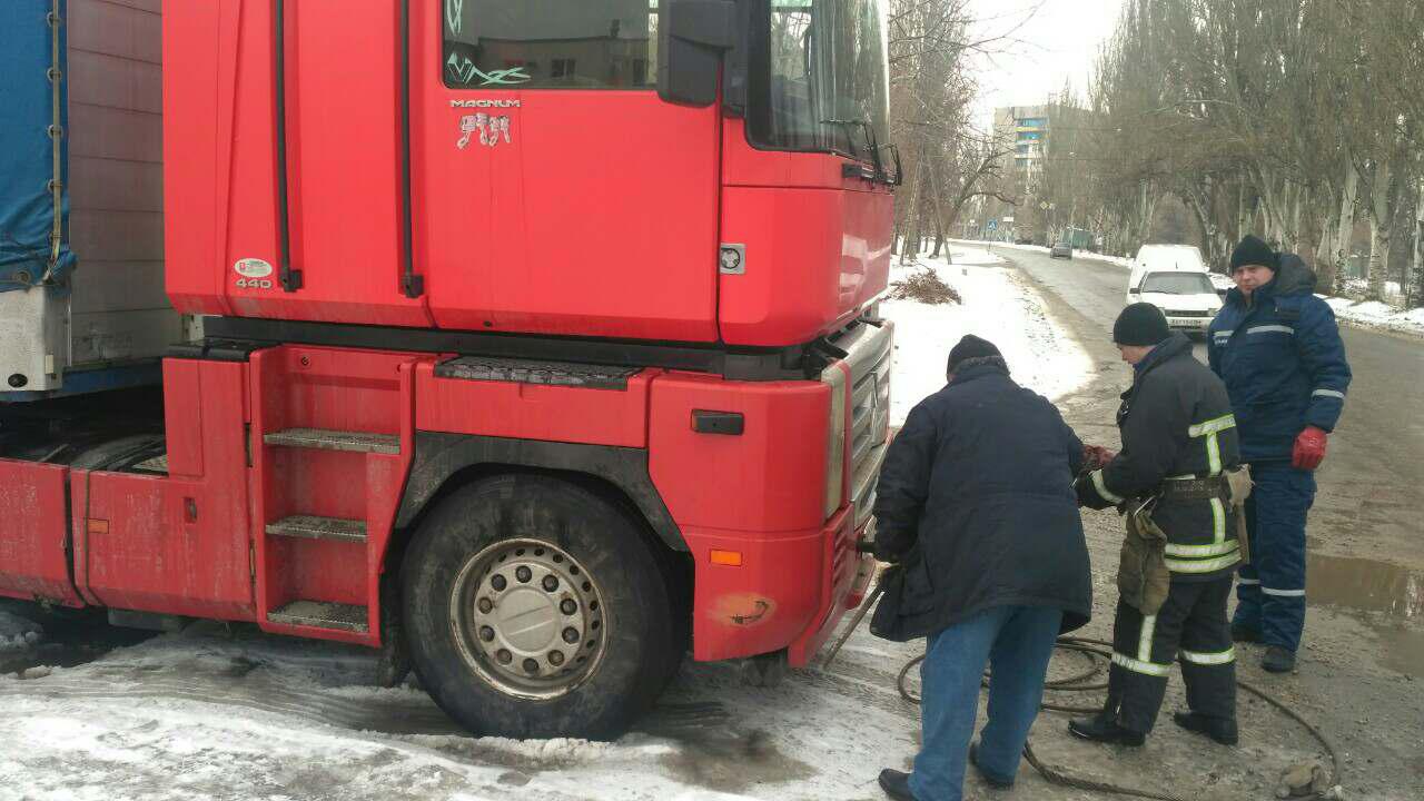 За сутки запорожские спасатели вытащили грузовик, автобус и легковушку (ФОТО)