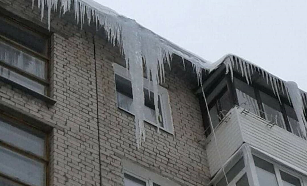 С запорожской многоэтажки угрожающе свисает огромная сосулька (ФОТО)