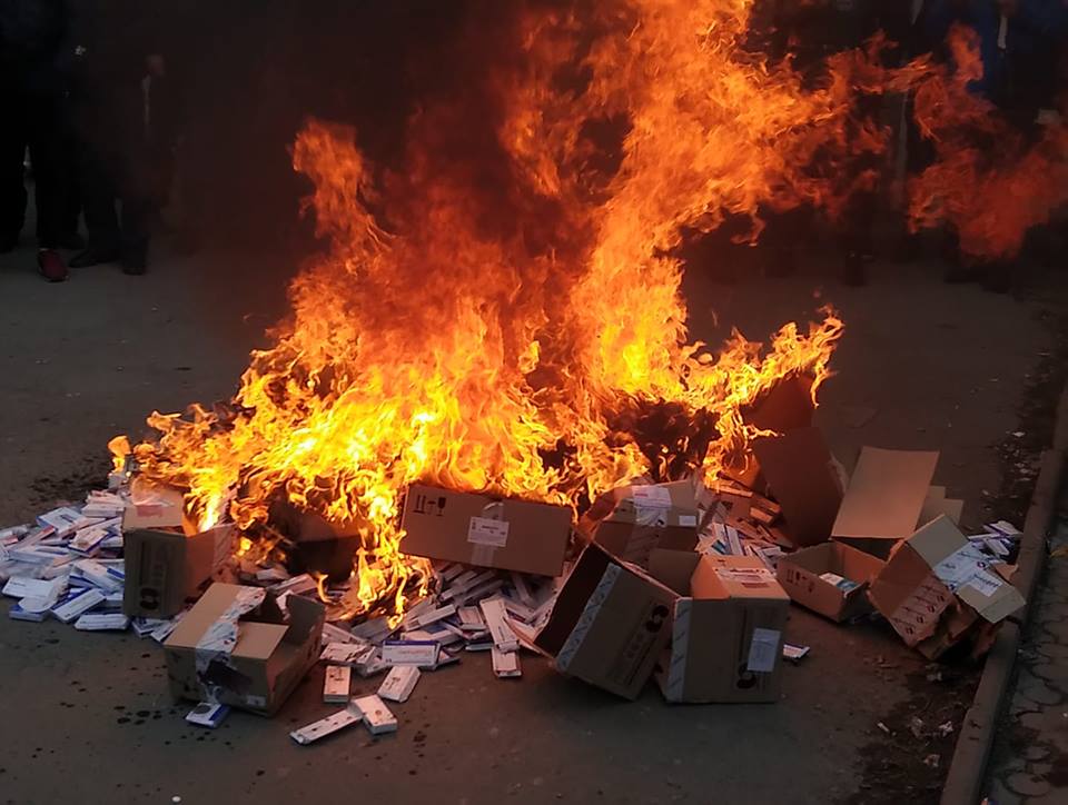 В Запорожье активисты разгромили аптеку и сожгли часть препаратов: новые подробности и ФОТО