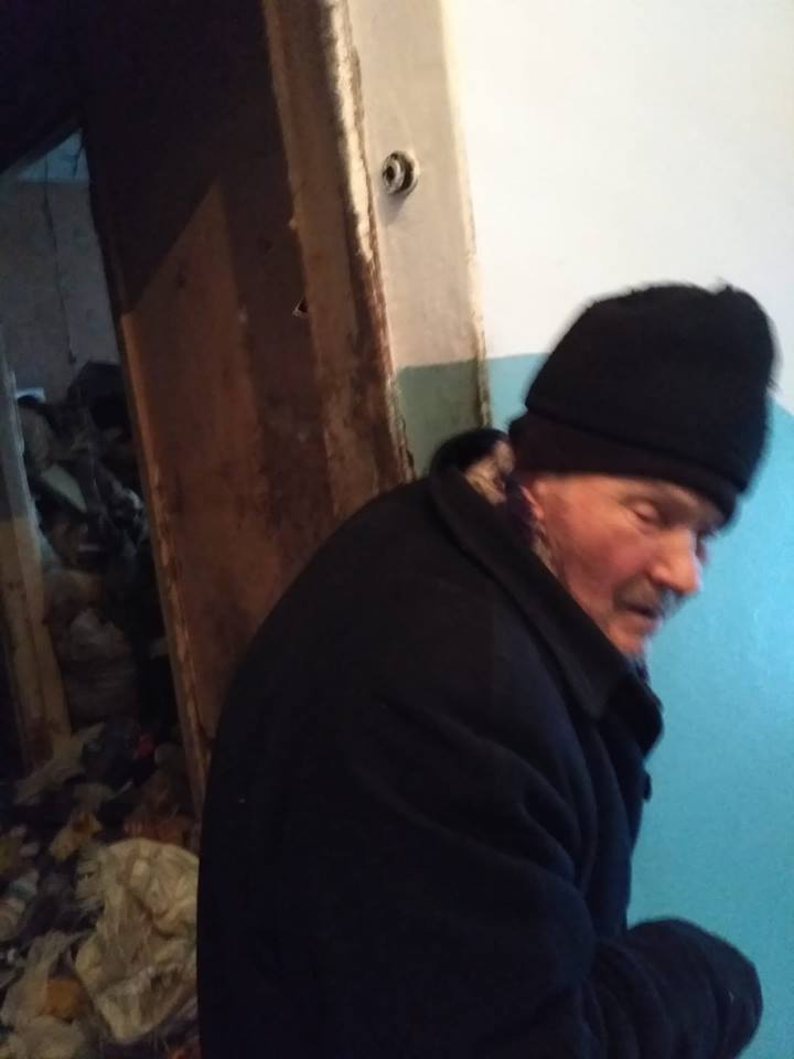 В Запорожье мужчина живет в подъезде, а его квартира забита мусором (ФОТО)