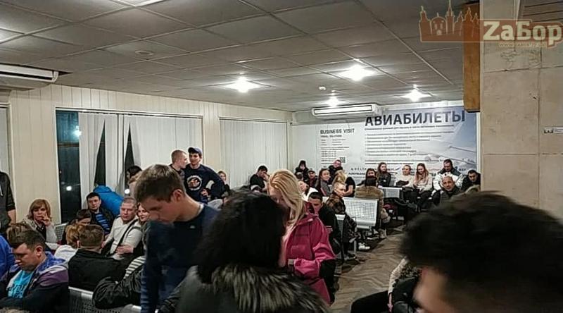 В Запорожье сотни пассажиров вторые сутки не могут вылететь в Египет (ФОТО)