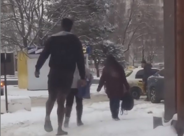 В центре Запорожья расхаживал темнокожий мужчина, одетый не по сезону (ВИДЕО)