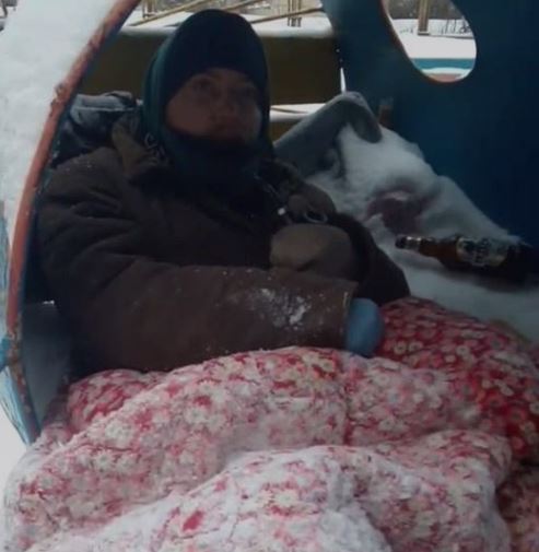 Житель Запорожской области уже две недели живет на детской площадке в Кривом Роге (ВИДЕО)