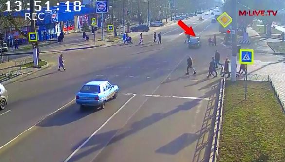 В Запорожской области лихач едва не сбил женщину с грудным ребенком на пешеходном переходе (ВИДЕО)