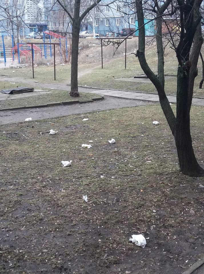 В Запорожье во дворах "взошли" первые... подгузники (ФОТО)