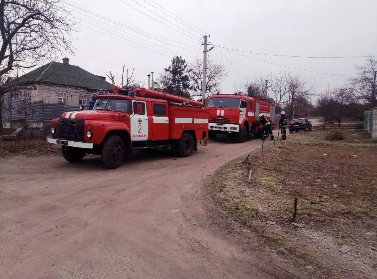 В Запорожье полностью сгорел второй этаж жилого дома: в помещении находилась мама с сыном (ФОТО)