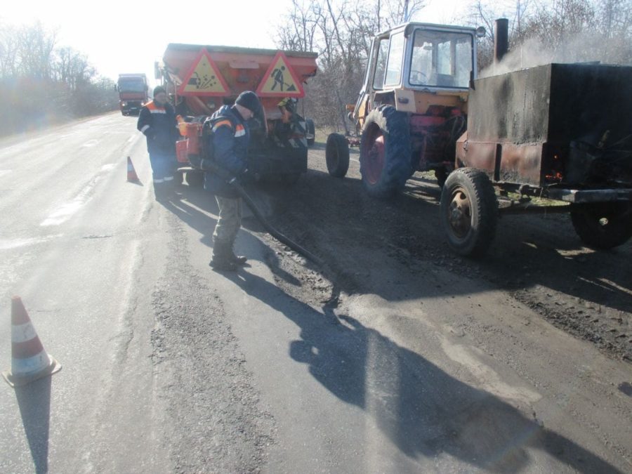 В Запорожской области дорожники снова начали латать ямы (ФОТО)