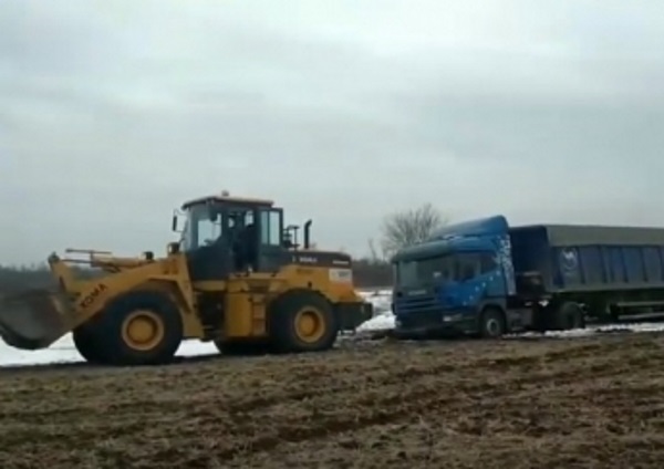 В Запорожской области фура попала в беду (ВИДЕО)