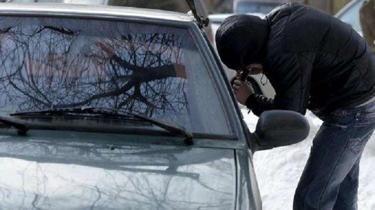 В Запорожье у женщины прямо со двора угнали машину