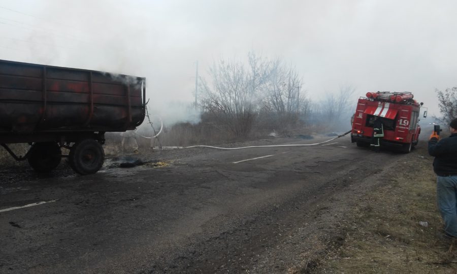 На трассе под Запорожьем на ходу загорелся тракторный прицеп: подробности и ФОТО