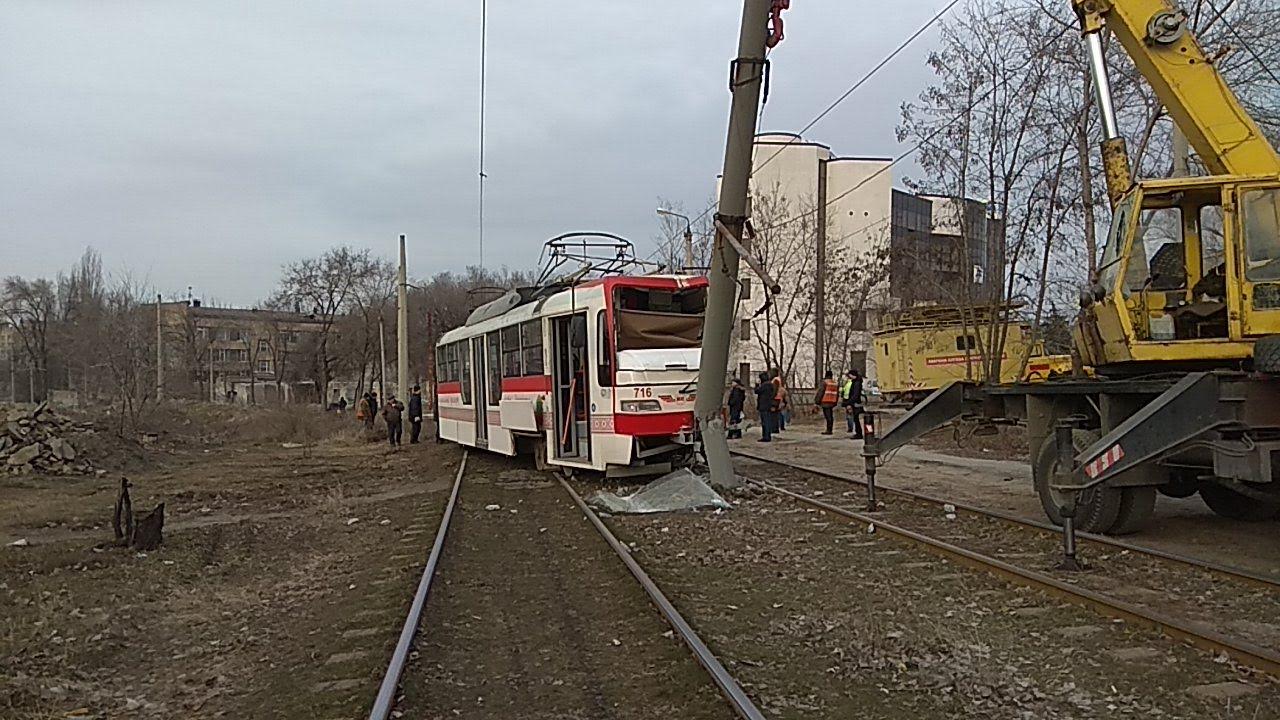 В Запорожье утром трамвай сошел с рельсов и врезался в столб (ФОТО)