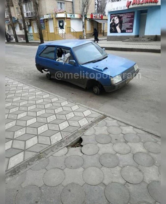 В Запорожской области посреди дня "разули" и изуродовали машину (ФОТО)