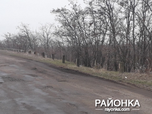 На запорожской трассе воры украли металлические отбойники (ФОТО)