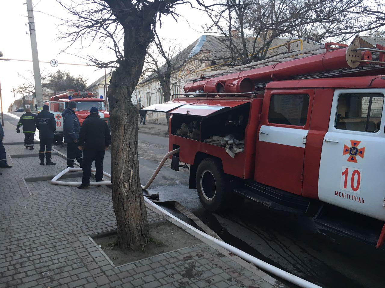 В Запорожской области в горящем доме находилась семья: их доставали спасатели (ФОТО, ВИДЕО)