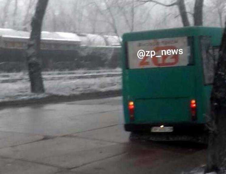 В Запорожье у маршрутки на скорости отлетело колесо (ФОТО)