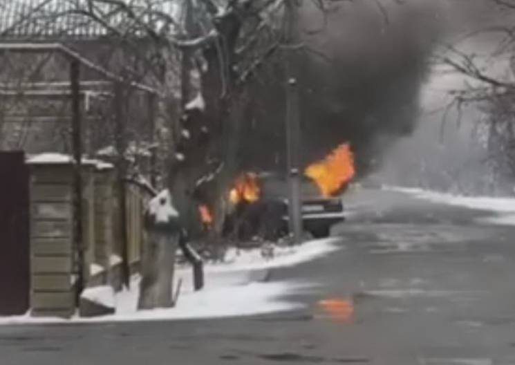 В Запорожской области дотла сгорел припаркованный автомобиль (ВИДЕО)