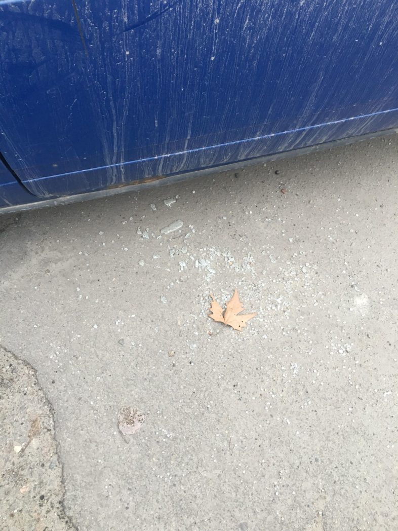 Возле запорожского ЗАГСа обнаружен автомобиль с выбитым окном (ФОТО) 2 Возле запорожского ЗАГСа обнаружен автомобиль с выбитым окном (ФОТО)