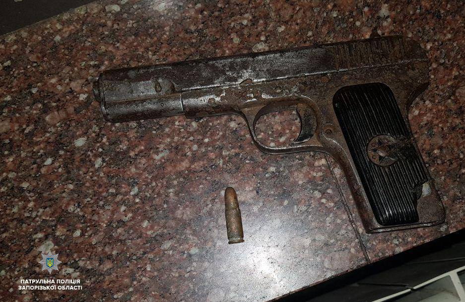 На запорожском вокзале задержали вооруженного мужчину (ФОТО)