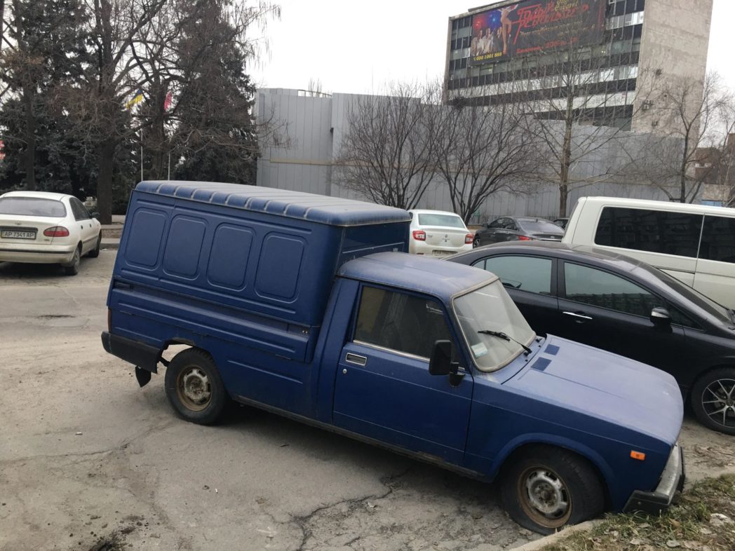 Возле запорожского ЗАГСа обнаружен автомобиль с выбитым окном (ФОТО) 4 Возле запорожского ЗАГСа обнаружен автомобиль с выбитым окном (ФОТО)