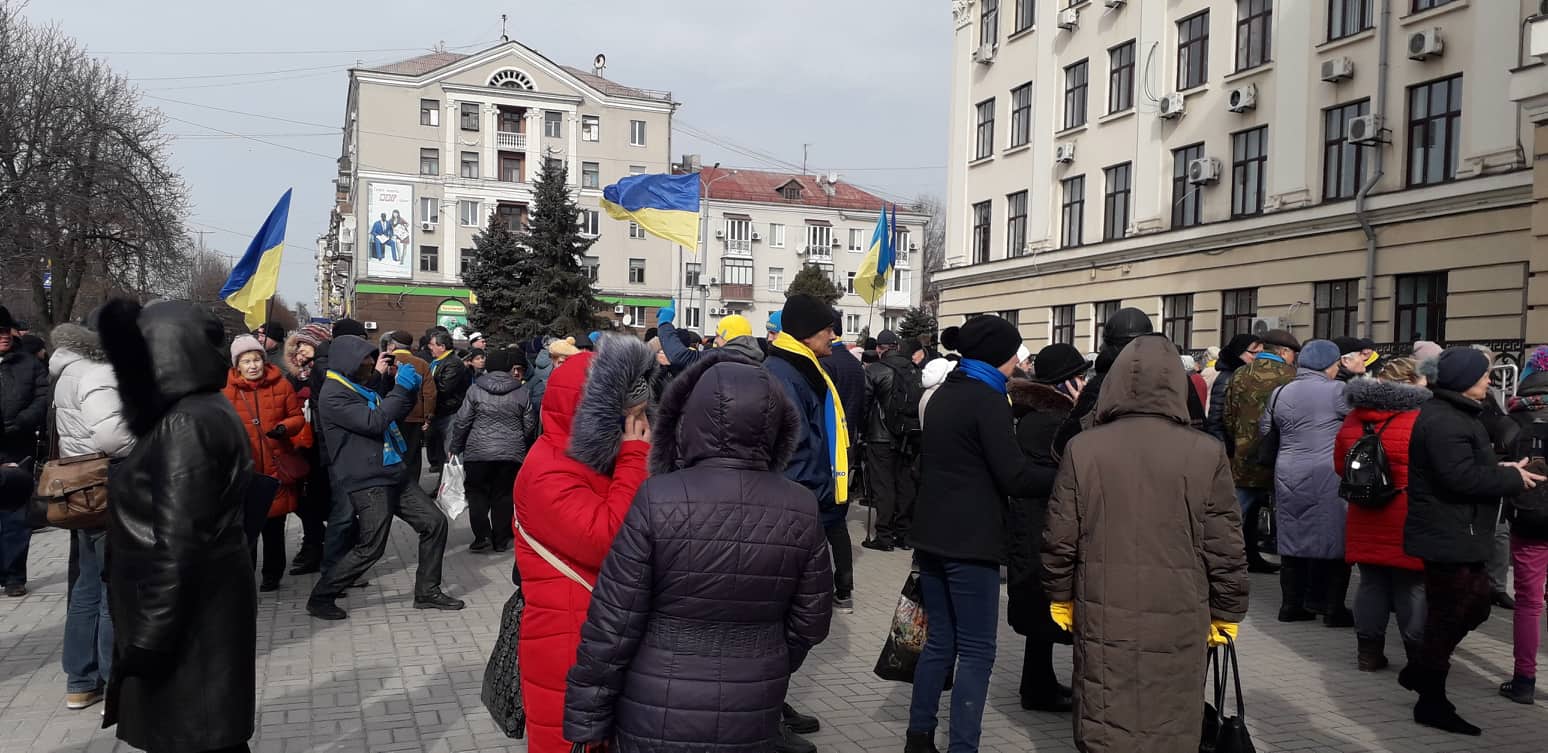 В Запорожье под стенами мэрии собралось около сотни митингующих (ФОТО)