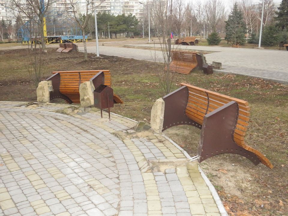 В Запорожье вандалы разгромили сквер (ФОТО)