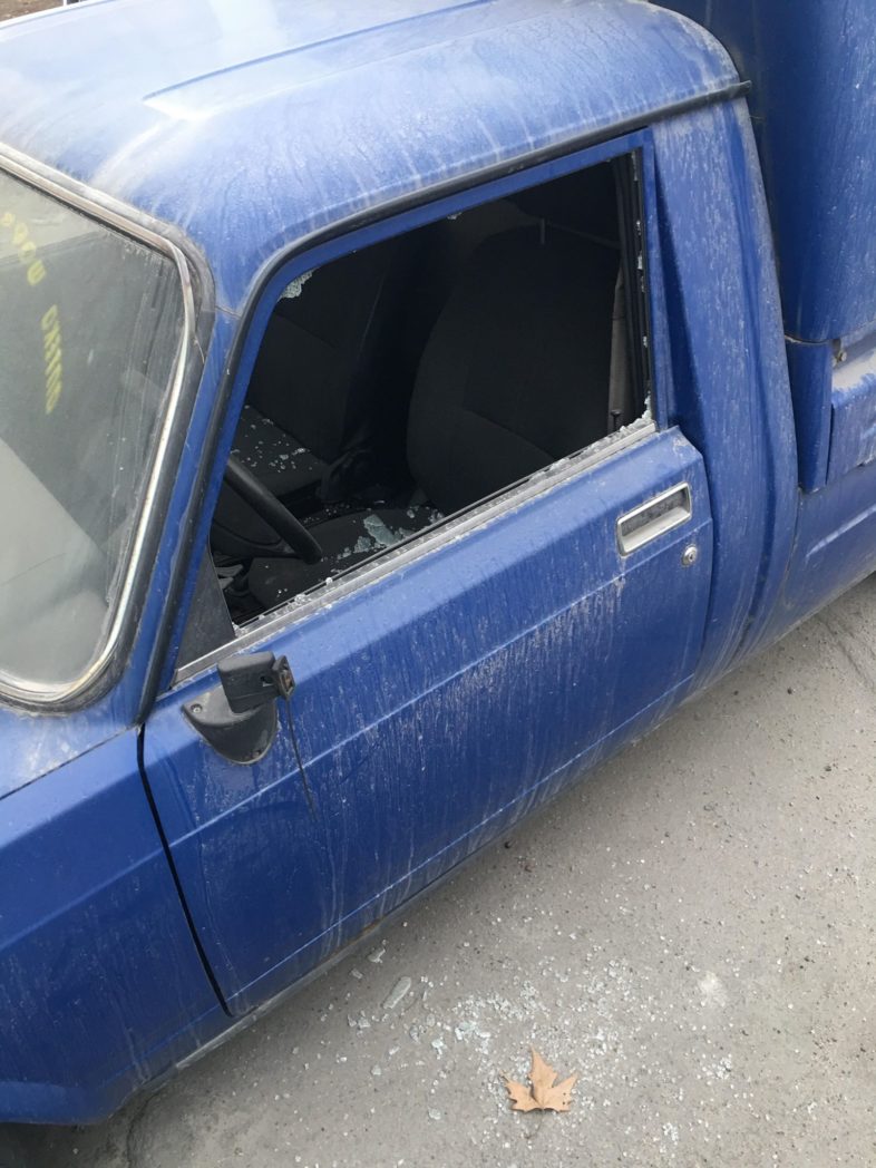Возле запорожского ЗАГСа обнаружен автомобиль с выбитым окном (ФОТО) 5 Возле запорожского ЗАГСа обнаружен автомобиль с выбитым окном (ФОТО)