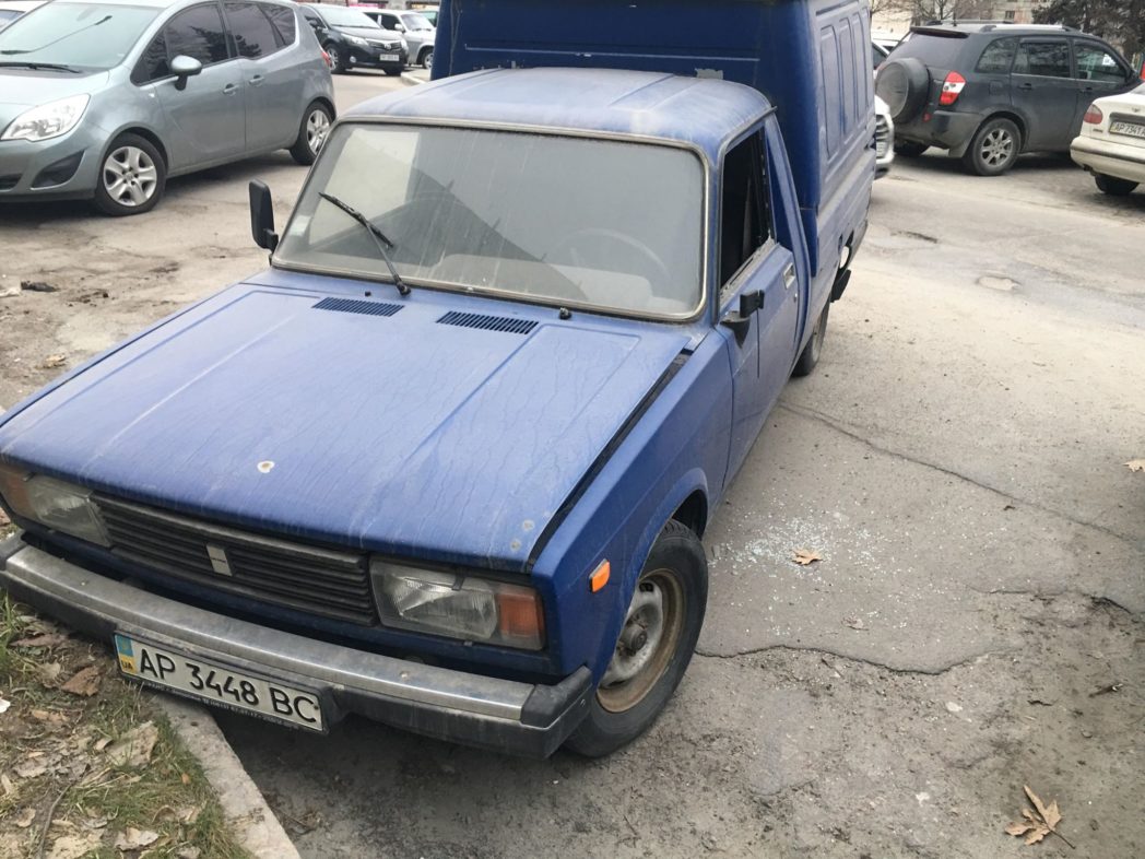 Возле запорожского ЗАГСа обнаружен автомобиль с выбитым окном (ФОТО)