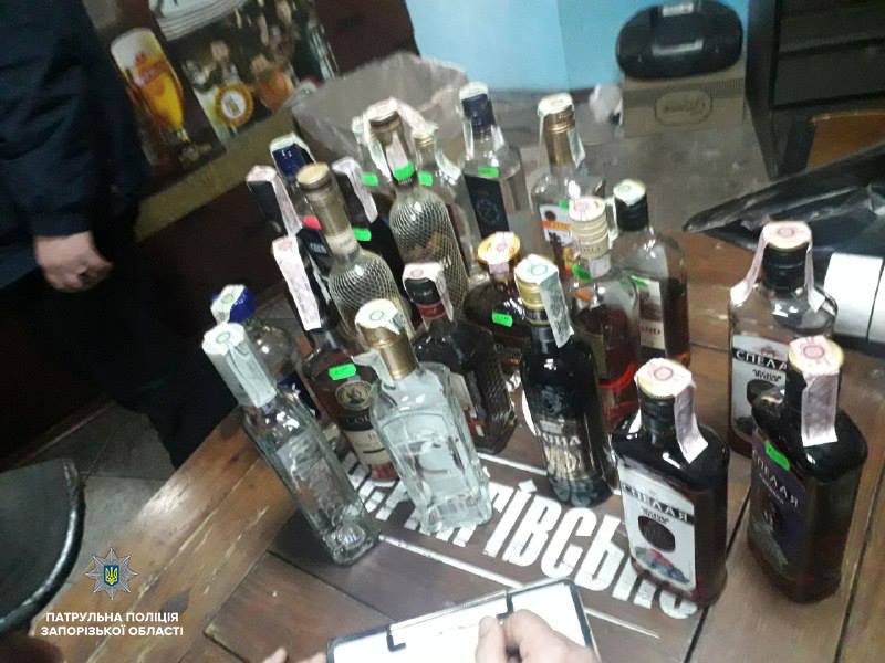 В Запорожье полицейские нагрянули в одно из кафе Вознесеновского района (ФОТОФАКТ)