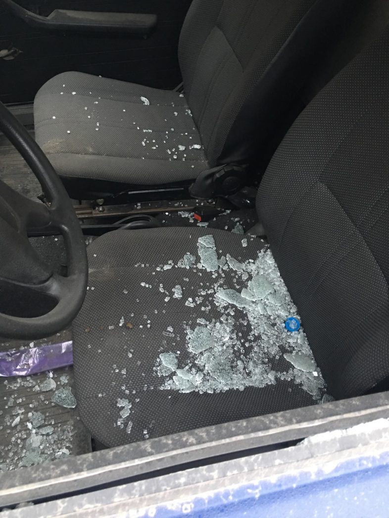 Возле запорожского ЗАГСа обнаружен автомобиль с выбитым окном (ФОТО) 3 Возле запорожского ЗАГСа обнаружен автомобиль с выбитым окном (ФОТО)