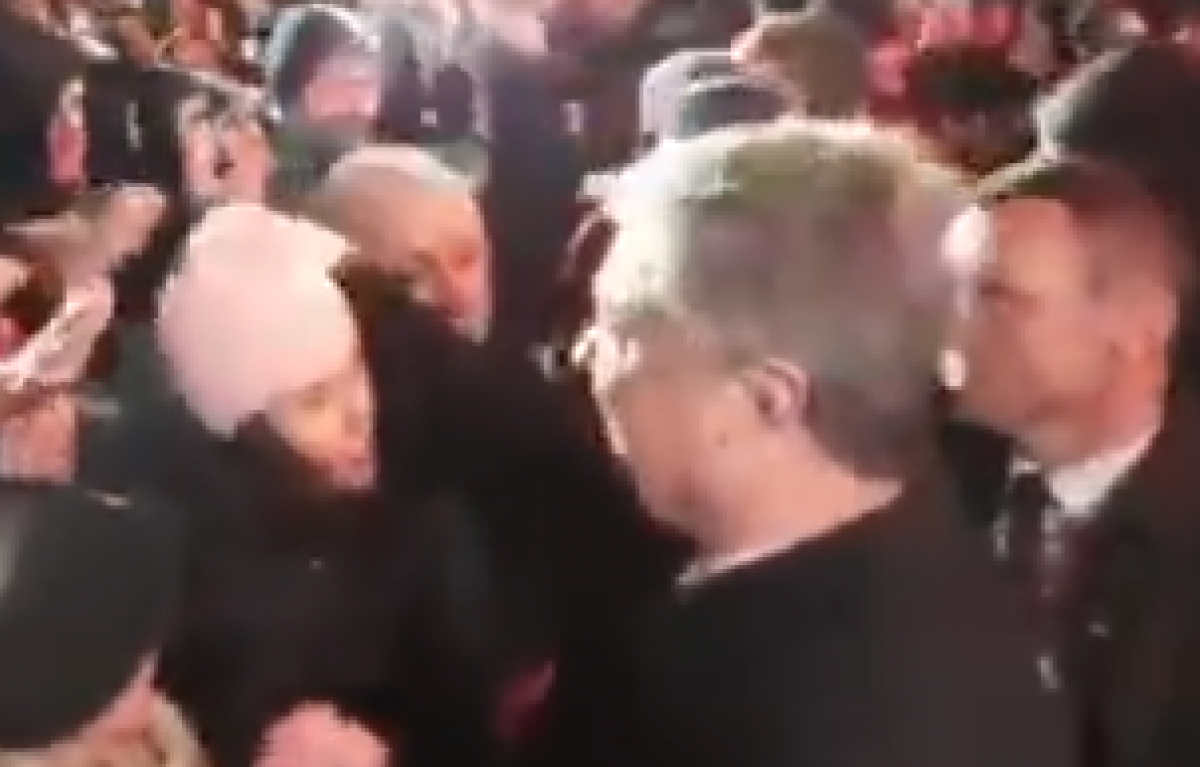 Президент Порошенко в Запорожье поступил по-хамски с девушкой (ВИДЕО)