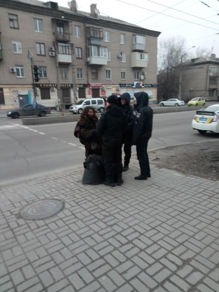В центре Запорожья с ножом напали на активистов (ФОТО)