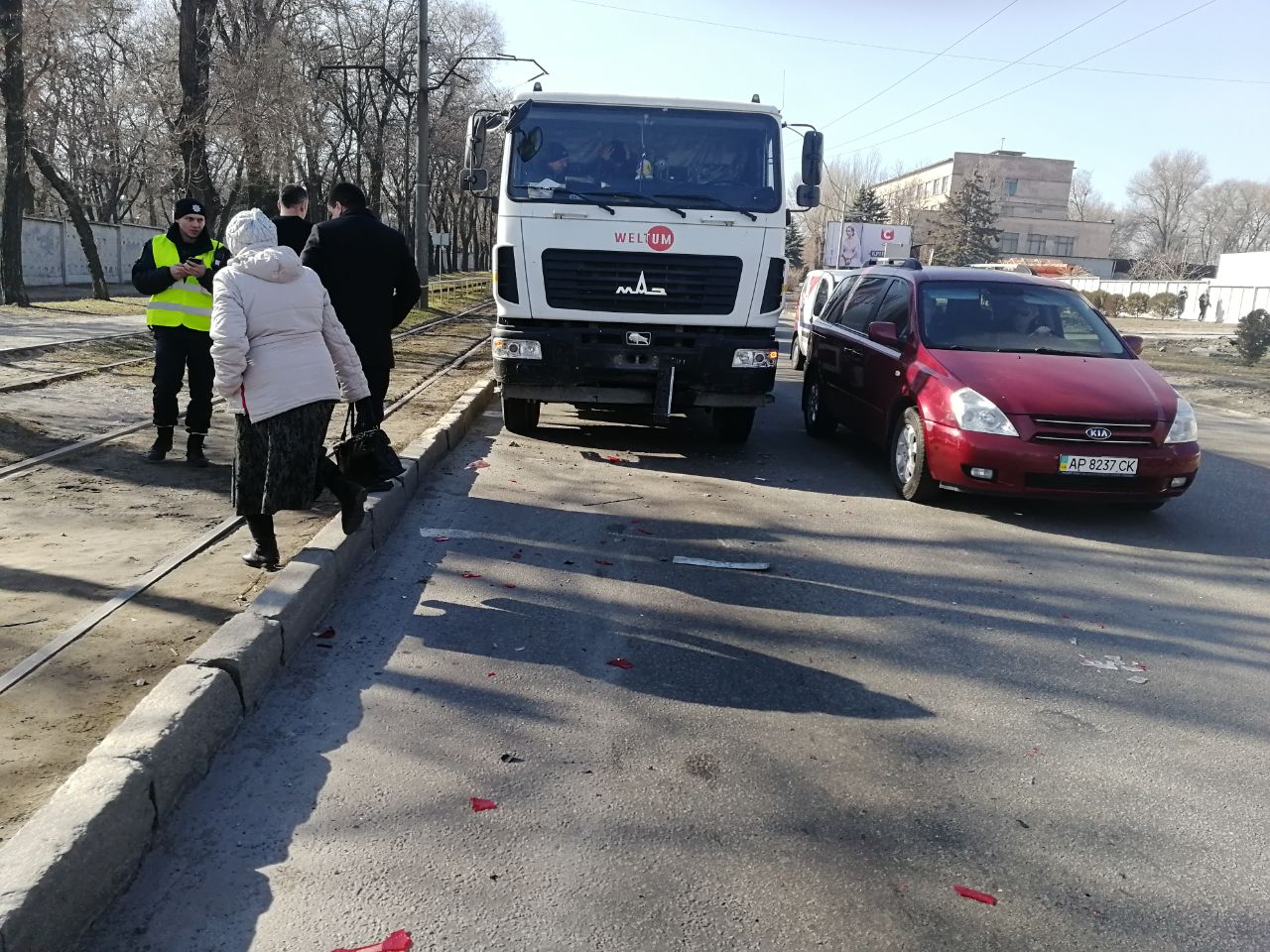 В Запорожье мусоровоз столкнулся с иномаркой (ФОТО)