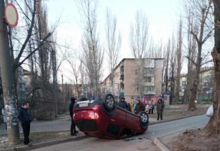 В Запорожской области легковушка с пьяным водителем опрокинулась на крышу (ВИДЕО)