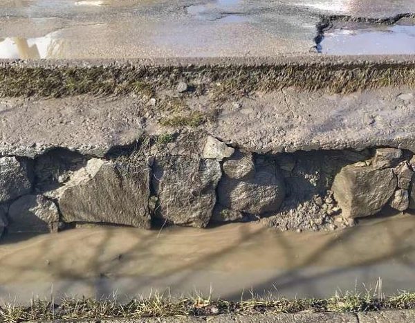 На запорожском курорте разбитая ливневка смывает дорогу (ФОТОФАКТ)