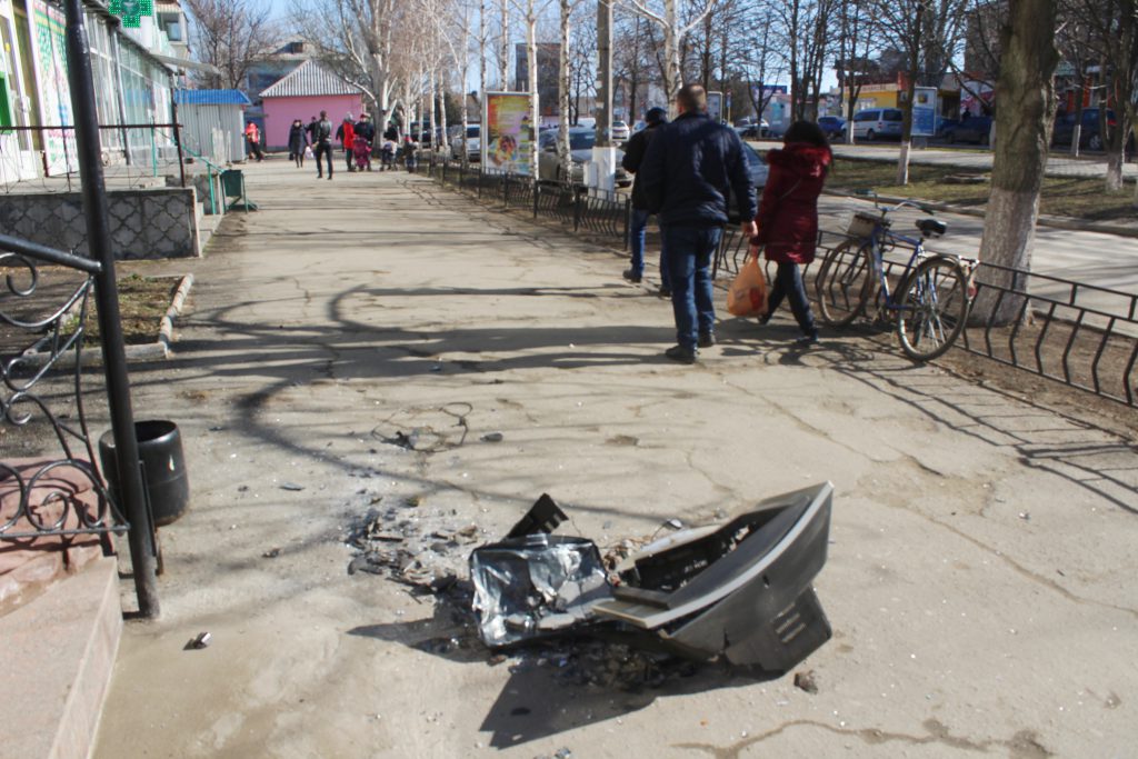 В Запорожской области мужчина выбросил телевизор из окна многоэтажки (ФОТО)