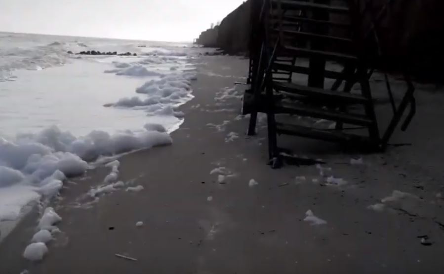 На запорожском курорте из-за шторма рушится берег (ВИДЕО)