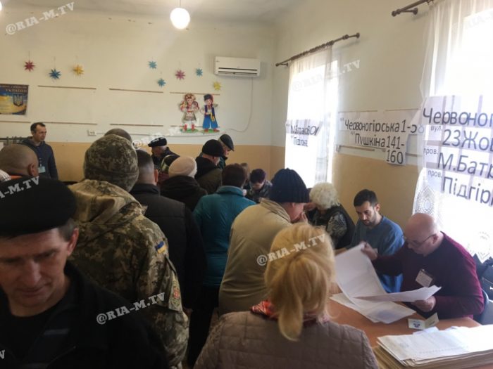 В Запорожской области на избирательном участке заметили военного в форме (ФОТО)