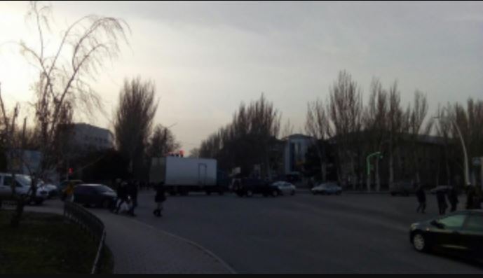 В Запорожской области рекламная конструкция свалилась на пешехода