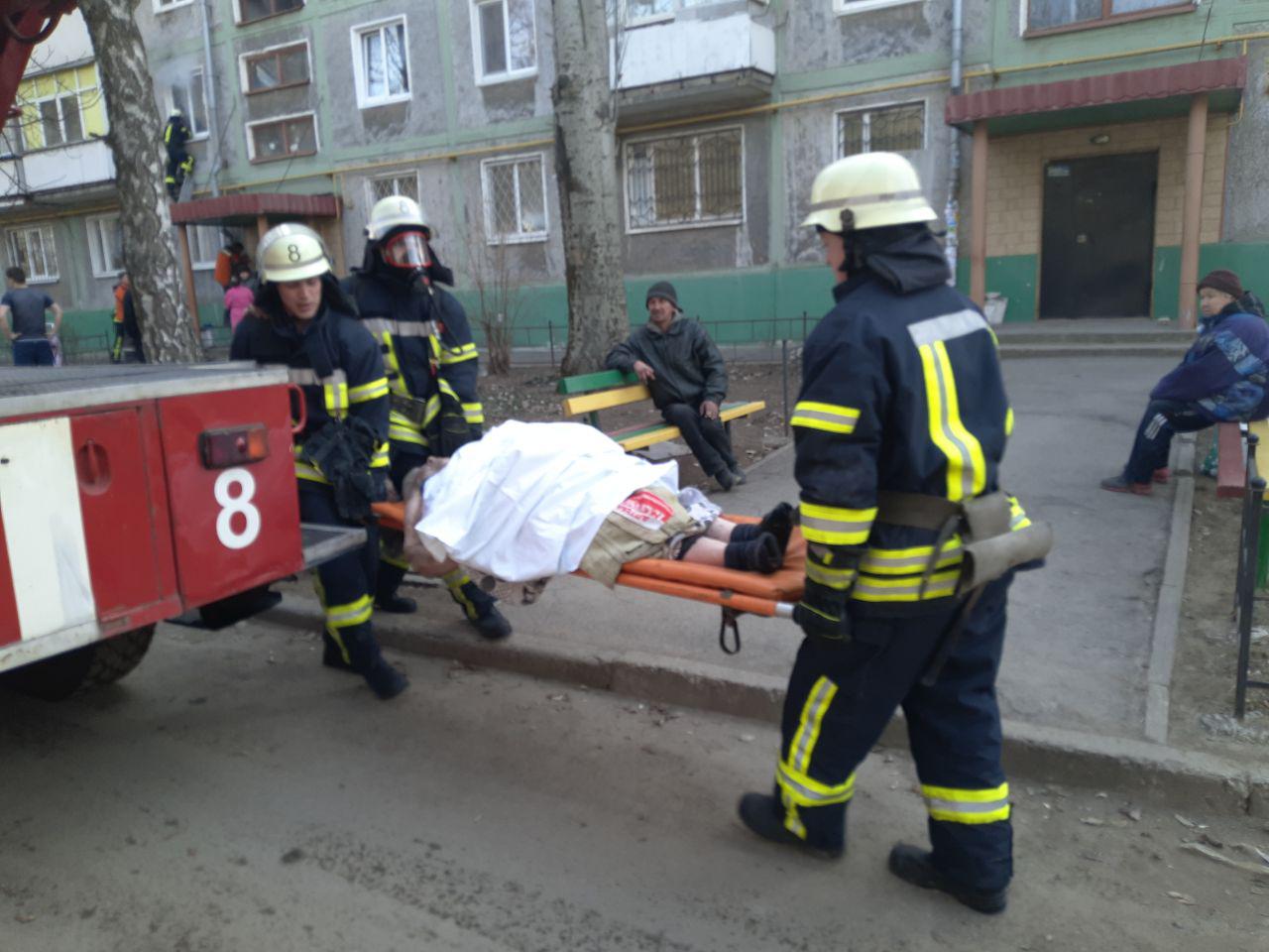 В Запорожье на Космосе в горящей квартире едва не погибла пенсионерка (ФОТО)
