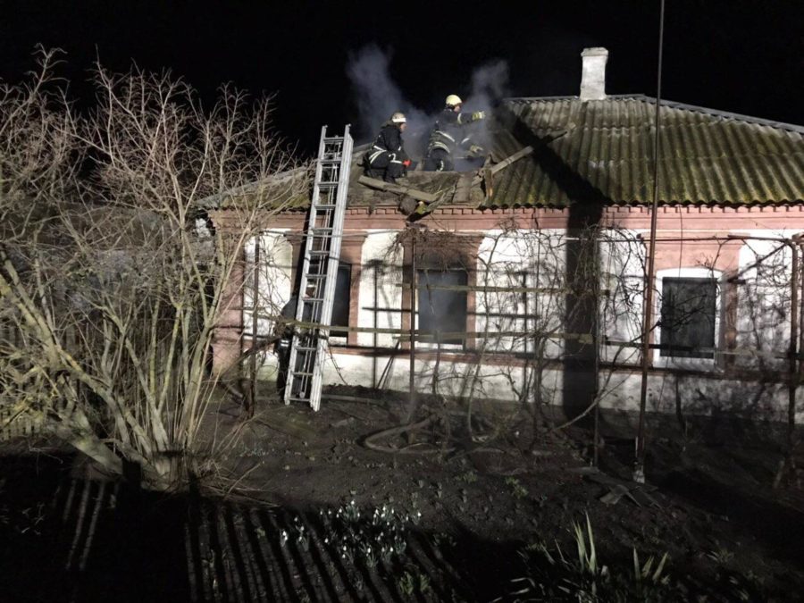 В Запорожской области загорелся дом с хозяевами внутри
