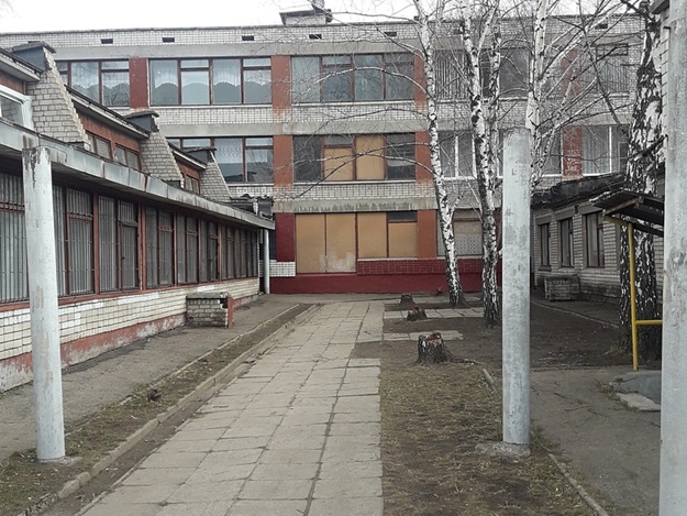 В Запорожье заметили школу, напоминающую гетто (ФОТО)