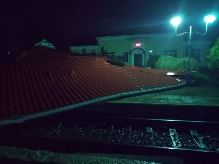 В Запорожской области сильный ветер снес крышу на железнодорожном вокзале (ФОТОФАКТ)