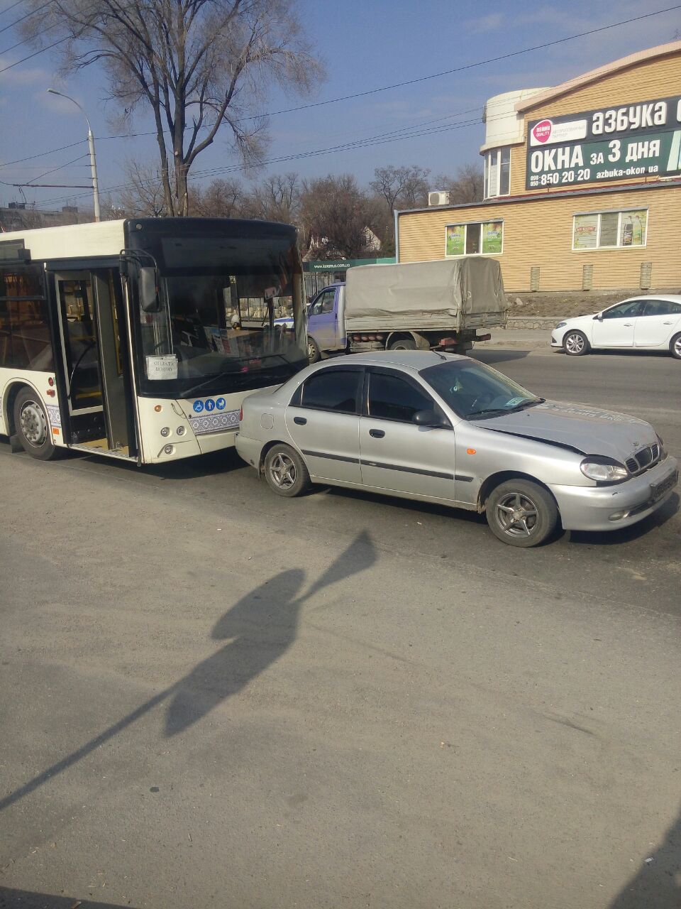 В Запорожье маршрутка врезалась в стоящую в пробке машину (ФОТО)