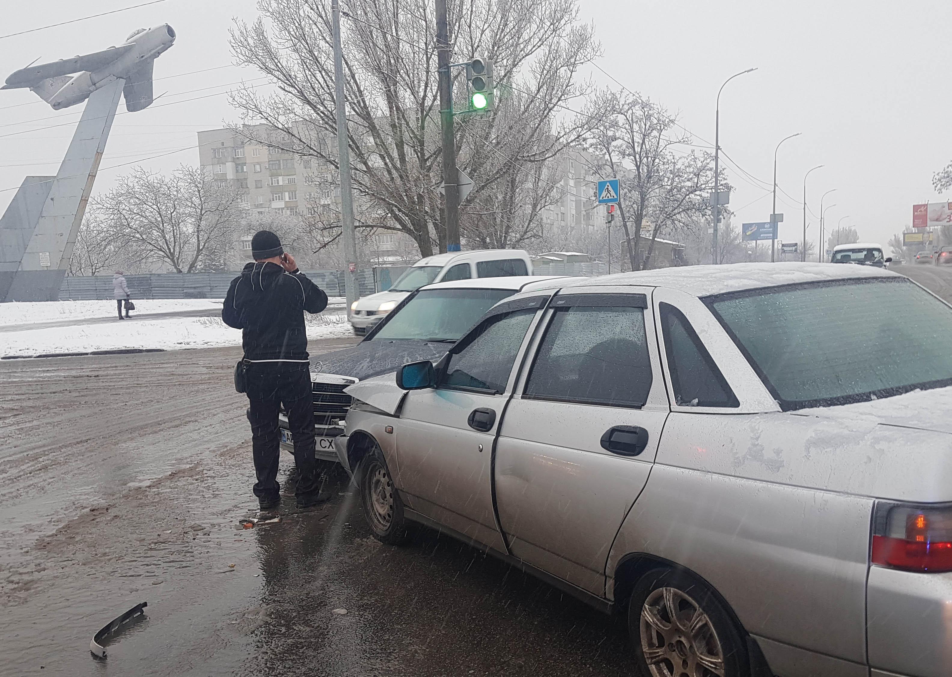 В Запорожской области из-за выпавшего снега случилось ДТП (ФОТО)