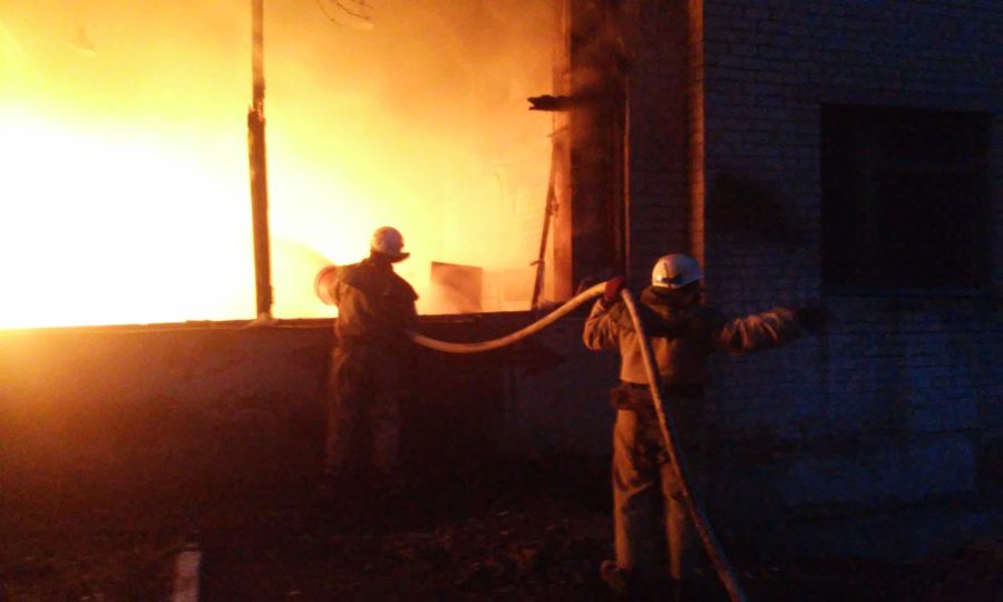 В Запорожской области ночью загорелся склад одного из предприятий: подробности и ФОТО