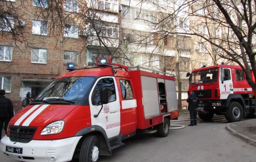 В Запорожье пожарный в свой выходной вынес из огня неходящую женщину (ФОТО) 2 В Запорожье пожарный в свой выходной вынес из огня неходящую женщину (ФОТО)