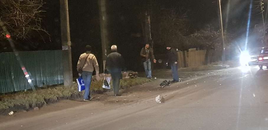 На Запорожском курорте машина сбила пешехода и влетела в дерево (ФОТО)