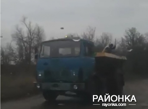 В Запорожской области ямы латают "асфальтом холодного копчения" (ВИДЕО)