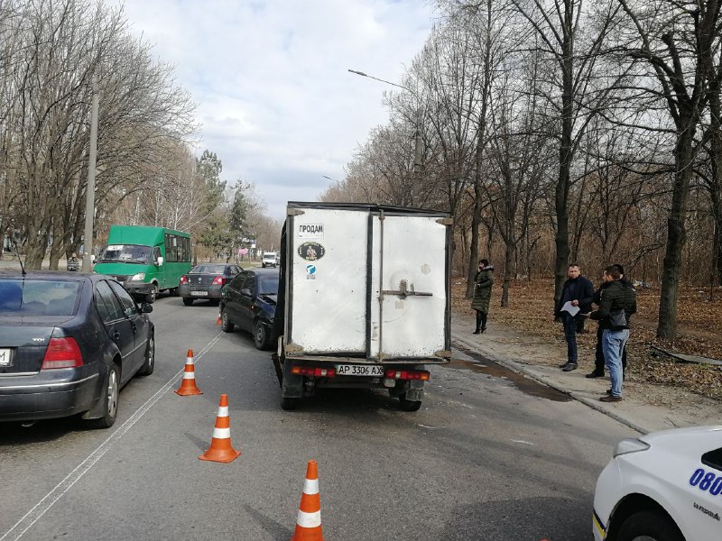 В Запорожье в Шевченковском районе грузовик не разминулся с легковушкой (ФОТО)